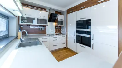 Na prenájom 2-izbový byt, 91 m², Bratislava-Nové Mesto, Tupého