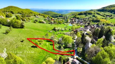 Na predaj pozemok, Uhliská