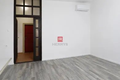 Na prenájom komerčné, 25 m², Bratislava-Staré Mesto, Grösslingová