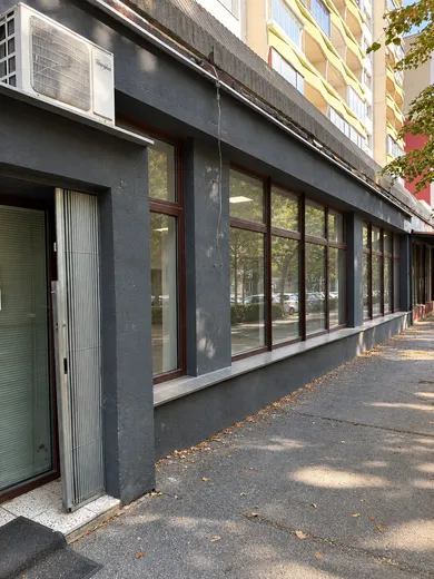 Na prenájom komerčné, 308 m², Bratislava-Petržalka, Mánesovo nám.