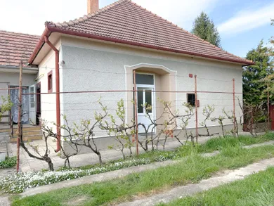 Na predaj dom, 120 m², Trhová Hradská, Hlavná