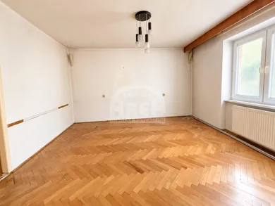 Na predaj 4-izbový byt, 79 m², Michalovce, -
