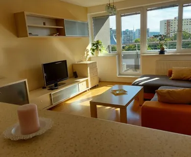 Na prenájom 2-izbový byt, 60 m², Bratislava-Dúbravka, Koprivnická