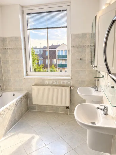 Na predaj 4-izbový byt, 139 m², Bratislava-Vrakuňa