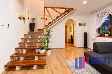 Na predaj 5-izbový dom, 140 m², Podolie
