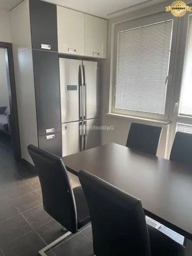 Na prenájom 4-izbový byt, 98 m², Levice, Perecka