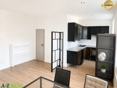 Na prenájom 3-izbový byt, 90 m², Bratislava-Staré Mesto, Sasinkova