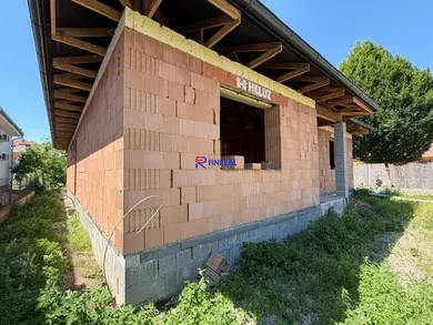 Na predaj 4-izbový dom, 215 m², Kolárovo