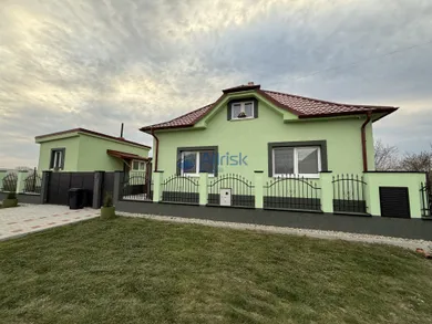 Domy na sprzedaż, 4-pokojowe, Šaľa · €285 000