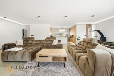 Na predaj 4-izbový dom, 262 m², Mad