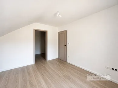 Na predaj 4-izbový dom, 132 m², Banská Bystrica