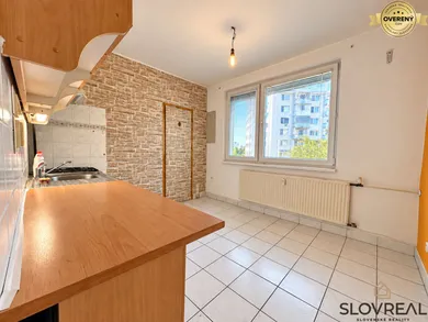 Na predaj 2-izbový byt, 67 m², Levice, Mochovská