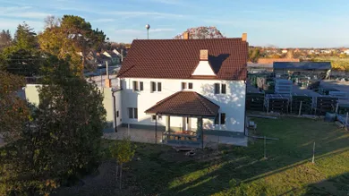 Коммерческие помещения в аренду, Brestovany · €2 700