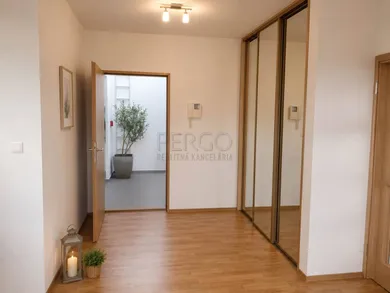 Na prenájom 5-izbový byt, 214 m², Bratislava-Staré Mesto