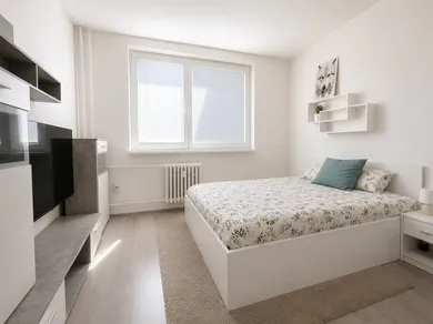 Na predaj 3-izbový byt, 70 m², Bratislava-Petržalka, Mlynarovičova