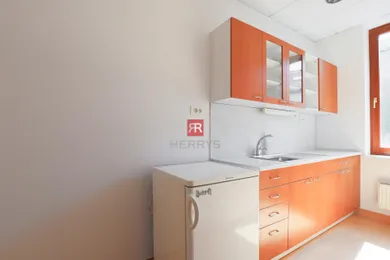 Na prenájom komerčné, 197 m², Bratislava-Nové Mesto, Kukuričná