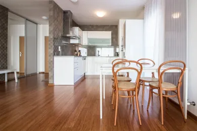 Na prenájom 3-izbový byt, 86 m², Bratislava-Nové Mesto, Frankovská