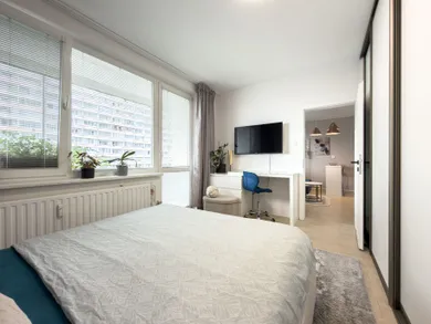 Na prenájom 2-izbový byt, 42 m², Bratislava-Petržalka, Šustekova