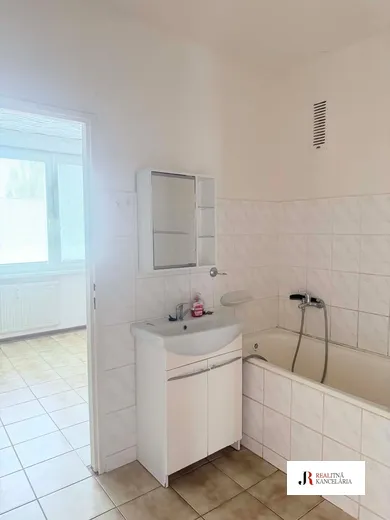 Na predaj 4-izbový byt, 82 m², Komárno
