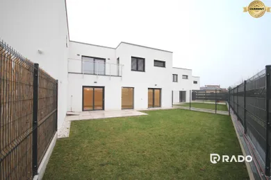 Будинки на продаж, 4-кімнатні, Trenčín · €379 900