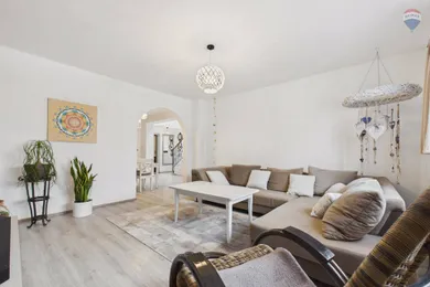 Houses for sale, 7-room in Malinovo · €450,000