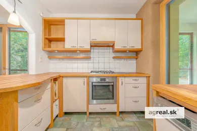 Na predaj 5-izbový dom, 130 m², Bratislava-Záhorská Bystrica