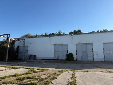 Na prenájom komerčné, 350 m², Tovarníky