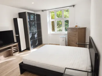 Na prenájom 3-izbový byt, 90 m², Bratislava-Staré Mesto, Sasinkova