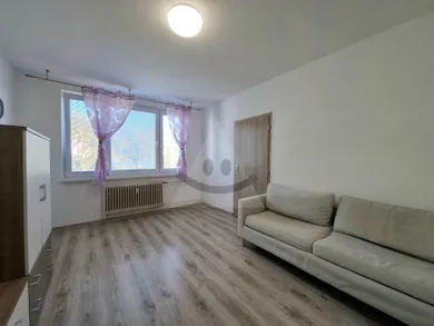 Na prenájom 1-izbový byt, 38 m², Prievidza, V.Benedikta