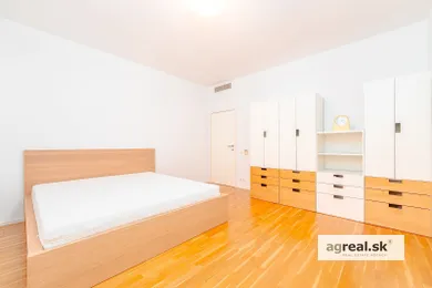 Na predaj 4-izbový byt, 120 m², Bratislava-Nové Mesto, Na varte