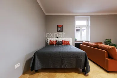 Na prenájom 1-izbový byt, 39 m², Bratislava-Staré Mesto, Palárikova