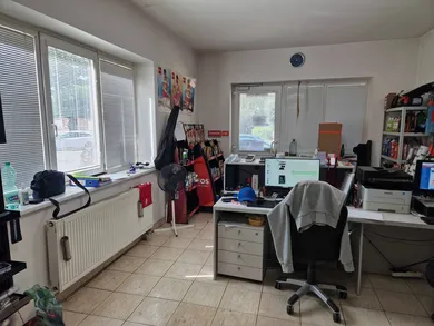 Na prenájom komerčné, 44 m², Senec, Moyzesova