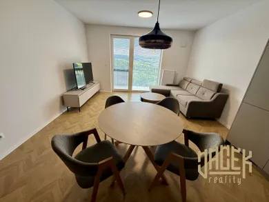Na prenájom 2-izbový byt, 57 m², Považská Bystrica, Helenská