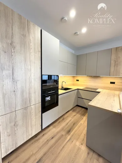 Na predaj 4-izbový dom, 681 m², Komárno