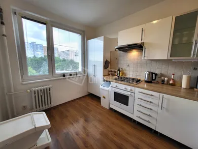 Na predaj 4-izbový byt, 93 m², Bratislava-Karlova Ves, Jurigovo nám.