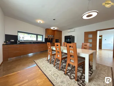 Na prenájom 4-izbový byt, 125 m², Bratislava-Staré Mesto