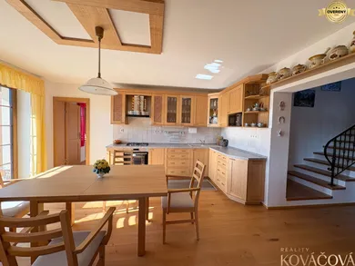 Na predaj 5-izbový dom, 246 m², Trenčianska Turná