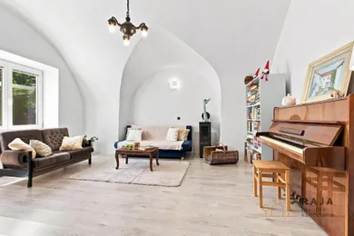 Na predaj 5-izbový dom, 137 m², Svätý Jur, Prostredná