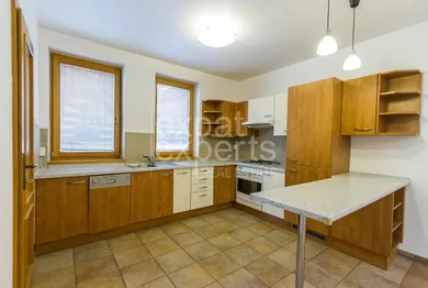 Na prenájom dom, 238 m², Bratislava-Nové Mesto, Suchá