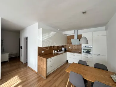 Mieszkania na wynajem, 2-pokojowe, Bratislava-Nové Mesto · €970
