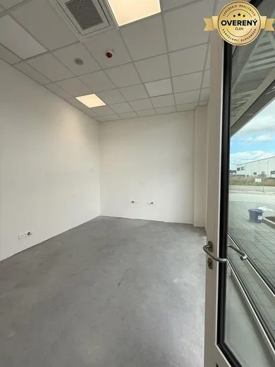Na prenájom komerčné, 54 m², Senec