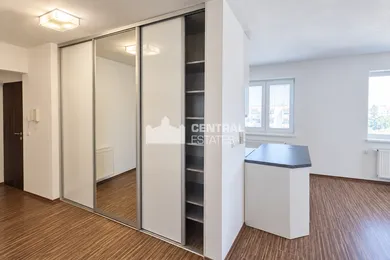Na prenájom 4-izbový byt, 92 m², Bratislava-Nové Mesto, Jurská