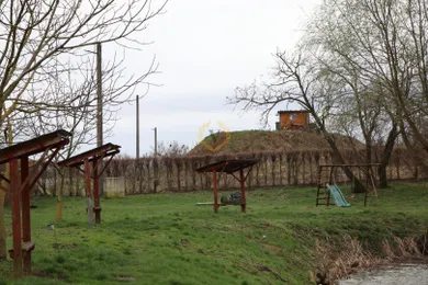 Na predaj pozemok, Svätuše, Školská