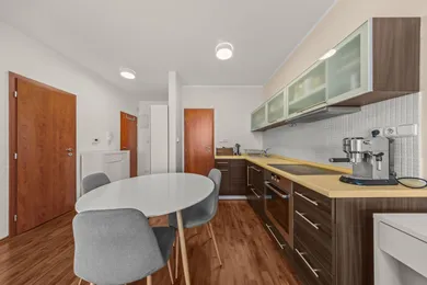 Na prenájom 2-izbový byt, 55 m², Bratislava-Ružinov, Mierová