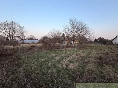 Na predaj pozemok, 241 m², Komoča