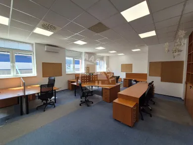 Na prenájom komerčné, 304 m², Banská Bystrica