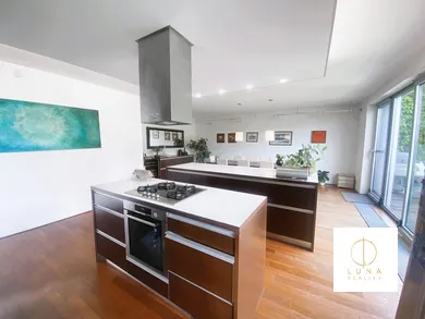 Na predaj 5-izbový dom, 310 m², Bratislava-Nové Mesto, Brusnicová
