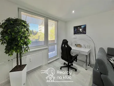Na prenájom 2-izbový byt, 66 m², Nové Zámky, Lécka