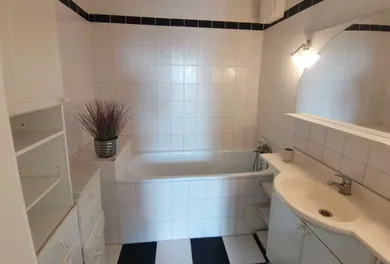 Na prenájom 3-izbový byt, 64 m², Bratislava-Nové Mesto, Rozvodná