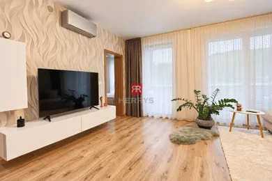 Na prenájom 2-izbový byt, 58 m², Bratislava-Nové Mesto, Tupého